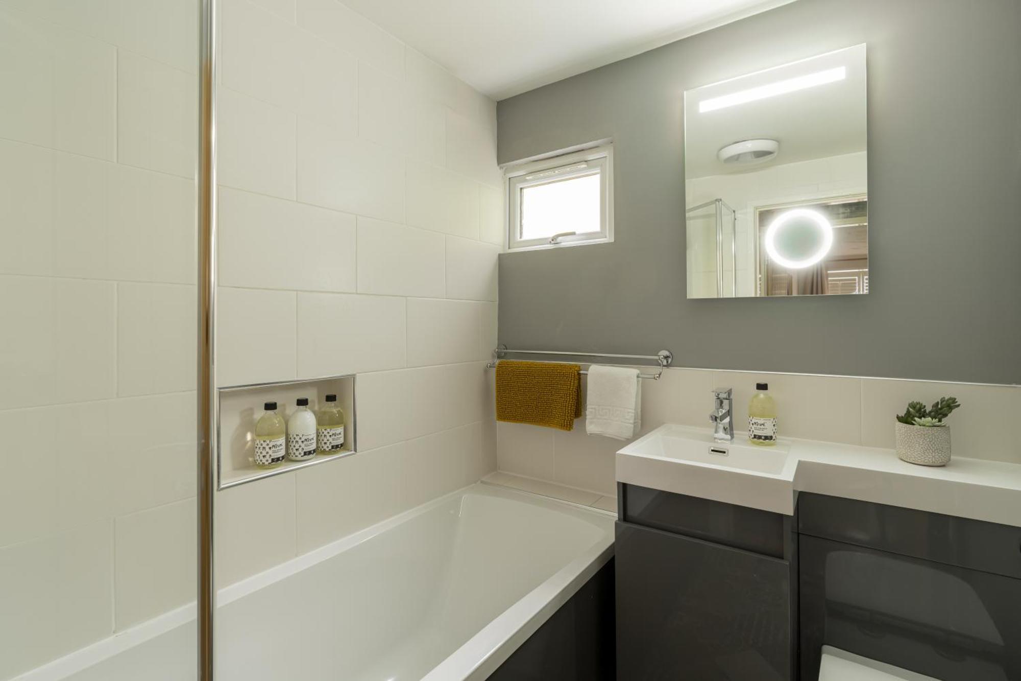 Villa Squirrel Bank, With A Hot Tub & Parking Bowness-on-Windermere Esterno foto