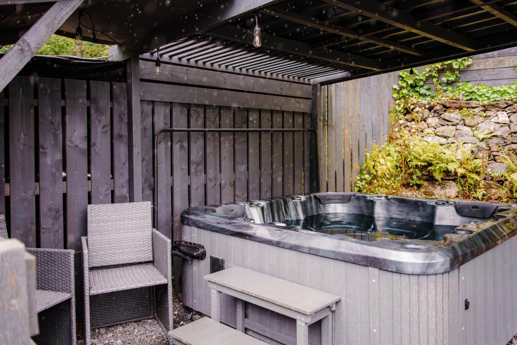 Villa Squirrel Bank, With A Hot Tub & Parking Bowness-on-Windermere Esterno foto